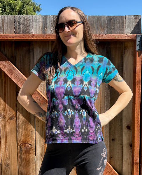 Women's Blue/Purple Arrows Reverse Tie-dye V-neck, M