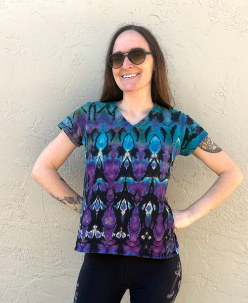 Women's Blue/Purple Arrows Reverse Tie-dye V-neck, M