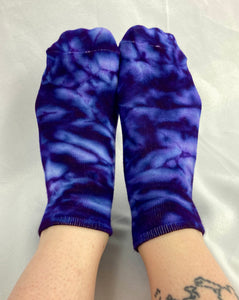 Adult Purple Tie-Dyed Bamboo Footie Socks, 9-11