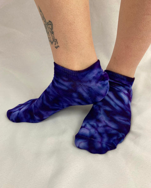 Adult Purple Tie-Dyed Bamboo Footie Socks, 9-11